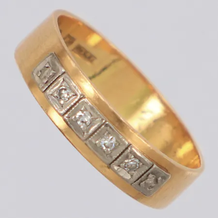 Ring med diamanter totalt ca 0,06ct, stl:18, bredd 5mm, gravyr, 18K Vikt: 3,5 g