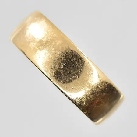 Ring stl 18¾, bredd 7 mm, gravyr, 18K. Vikt: 8,2 g
