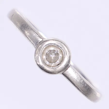 Ring med vit sten stl:18¾ bredd 2-6mm silver 925/1000 Vikt: 2,5 g