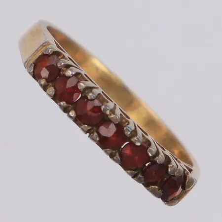 Ring med röda stenar stl:17¼, bredd 3mm, sliten förgyllning, 925/1000 silver Vikt: 2,4 g