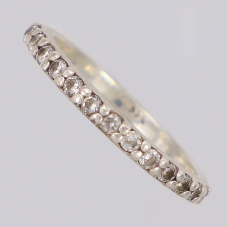 Ring med vita stenar stl:16½, bredd 2mm, 925/1000 silver Vikt: 1,5 g