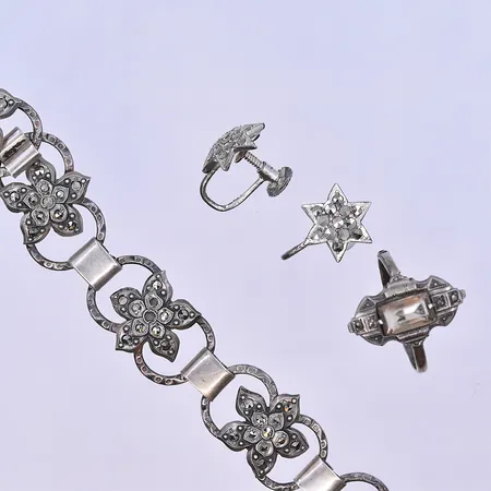 Armband 17 cm, ring stl:16¾ och örhängen Ø11 mm med markasiter, silver 830/1000. Vikt: 21,4 g