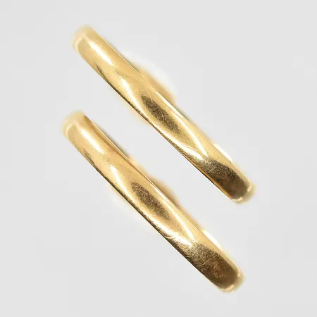 Två ringar stl 17¾, bredd 3 mm, gravyr, 18K. Vikt: 7,1 g