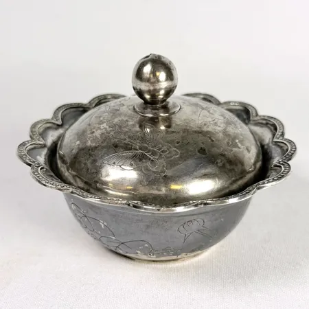 Skål med lock, Ø9cm, Kina, 1900-talets början, graverad dekor i form av insekter, blommor och djur, mycket sliten, silver Vikt: 99,3 g