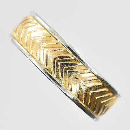 Ring stl 17¾, bredd 6 mm, gravyr, gulguld/vitguld, 18K. Vikt: 6,4 g