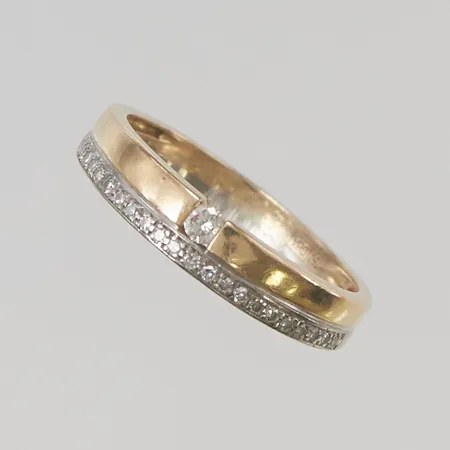 Ring med diamanter 23x totalt ca 0,15ctv, stl:16 bredd 4mm 18K 2,7g.