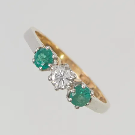 Ring diamant ca 0,18ct samt smaragder med mindre kantnagg, stl:16¼ bredd 4mm delvis rodierad, finska stämplar, 18K 2,6g.