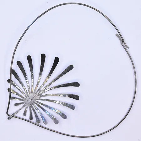 Halsring längd/Ø ca 35 cm, bredd 2 mm hänget stl:86x76 mm silver 925/1000. Vikt: 19 g