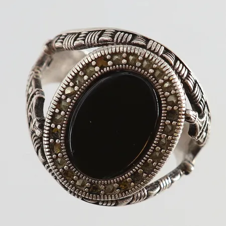 Ring med svart sten stl:20 bredd 4-21,5mm skev Silver 925/1000.  Vikt: 7,8 g