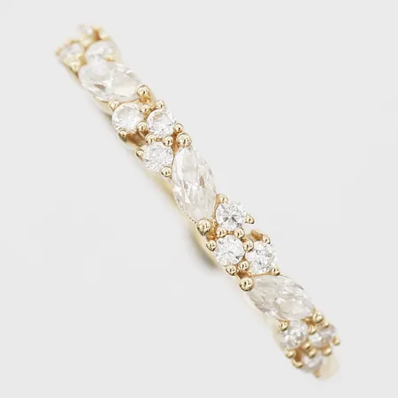 Ring med vita stenar stl 17¾, bredd 1,5-3mm, 14K. Vikt: 1,5 g