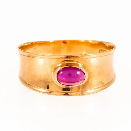Doserad ring med röd sten stl:18¼ bredd 3,5-8,5mm, 18K 2,0g. 