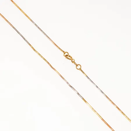 Kedja ormlänk i vitt & gult guld. Längd 51 cm. Bredd 0,8 mm. Ojämnheter. 2,8g 14K.