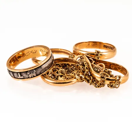 Diverse defekt/graverat guld, varav en ring med monelband, 18K bruttovikt 27,9g.