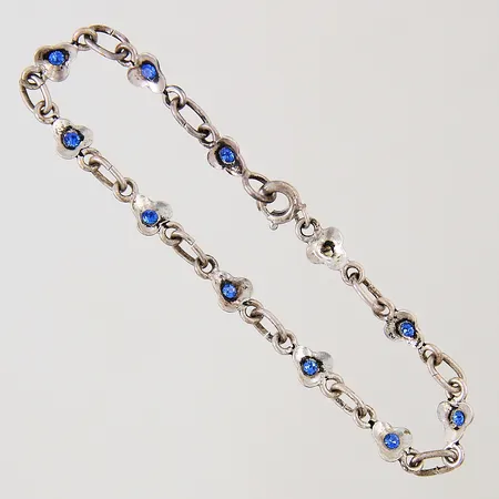 Armband blommor med blå stenar längd 16cm bredd 5,5mm en sten saknas silver 830/1000 Vikt: 3,2 g