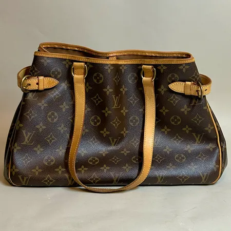 Väska Louis Vuitton Batognolles monogram 22 x 37 x 13cm, kvitto Spanien 2010 datumkod 2009, något sliten i hörnen & kanterna annars gott skick Skickas med postpaket.