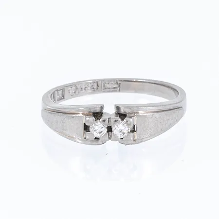 Ring med 2 x ca 0,03ct briljantslipade diamanter stl:16¼ bredd 1,8-5mm, vitguld 18K 3,7g.