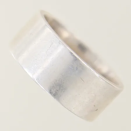 Ring slät stl:19 bredd 9,1mm matt yta med smärre repor silver 925/1000 Vikt: 9,9 g
