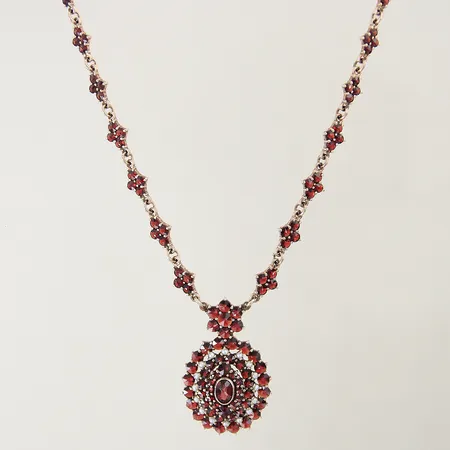 Collier med granater samt odlade pärlor längd 44cm bredd 6,1-38,6mm, förgyllt silver 830/1000 Vikt: 21 g