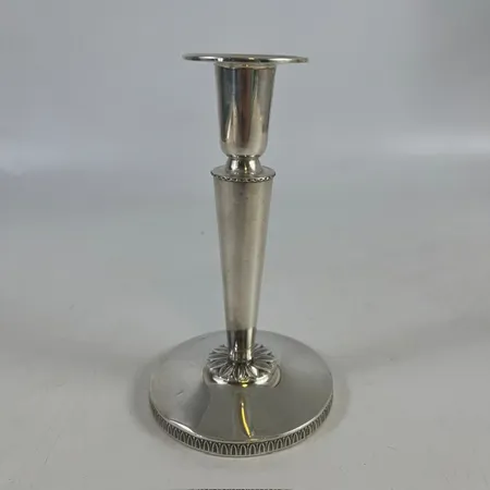 Ljusstake, höjd ca 15cm, bucklor/skador, fylld botten, 830/1000 silver, bruttovikt: 182,5g Vikt: 182,5 g