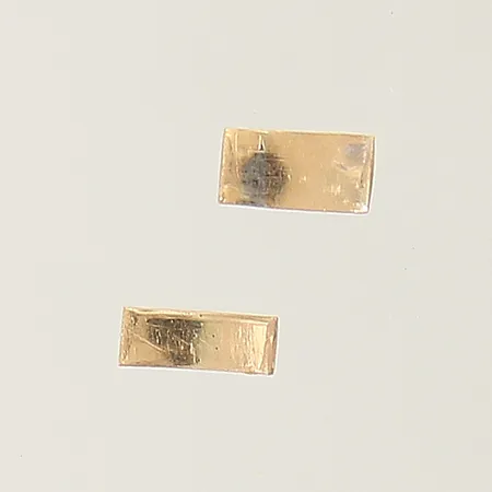 2 Guldbitar ostämplade 18K Vikt: 0,2 g
