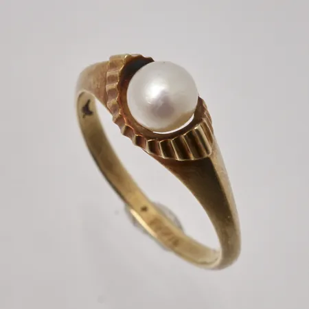 Ring stl:17¾ bredd 2-7mm, odlad pärla, 14K, 3,07g.