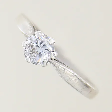 Ring med vit sten stl:16 bredd 1,9-6,0mm, nagg, silver 925/1000 Vikt: 1,8 g