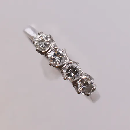 Alliansring med diamanter 0,50ctv enligt gravyr, stl:17¾ bredd 2,1-4mm, vitguld. 18K  Vikt: 3,1 g