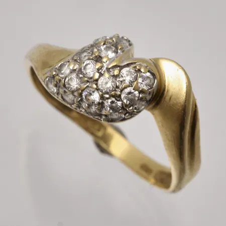 Ring stl:18½ bredd 2-8,7mm, 18st vita stenar, 18K, 3,84g.