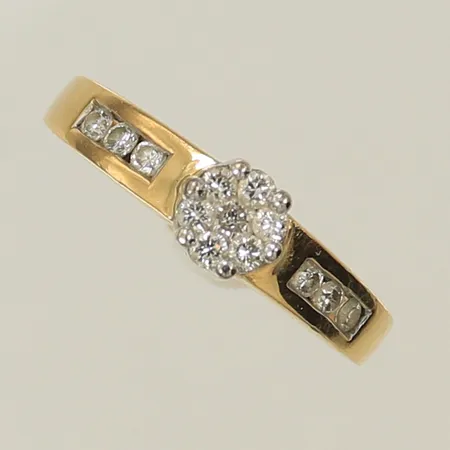 Ring med 13 diamanter ca 0,30ct totalt. stl 15 bredd 2-5mm, Guldfynd 18K 2,8g 