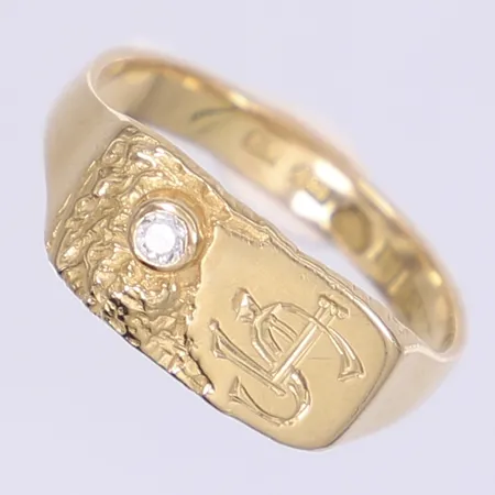 Ring med vit sten stl:18 bredd 3-8mm svenska stämplar 1969 18K Vikt: 3,9 g