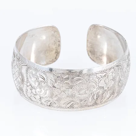 Stelt armband med mönstergravyr innermått 18,5cm, bredd 25,5mm, silver 29,9g.