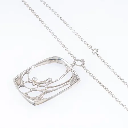 Collier Spiderweb design Karl Laine i silver 925/1000. Kedjan är 70 cm lång och 3 mm bred. Hänget är 52 x 40 mm. Från 1974. 23,3g.
