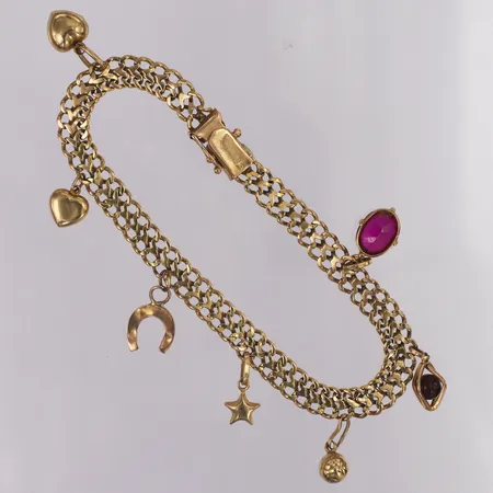 Armband Fiskben med berlocker längd 21,5cm, bredd 7mm, en berlock bucklig, saknar en låsåtta, ojämnt, 18K  Vikt: 18,3 g