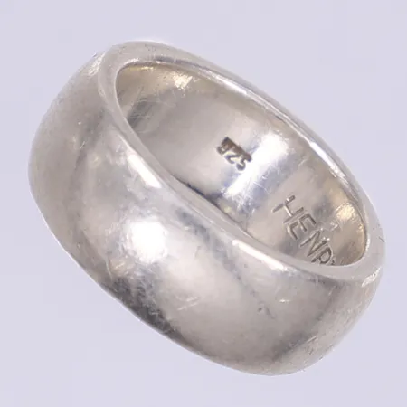 Ring slät stl:18 bredd 8mm gravyr repig silver 925/1000  Vikt: 12,1 g
