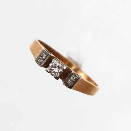Ring med diamanter 1 x ca. 0,16 + 4 x ca. 0,005ct, Stl:18, bredd: 1,5-3,8mm, 18K Vikt: 2,7 g