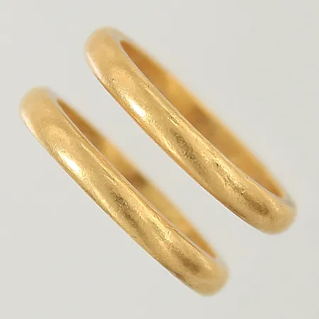 2 Ringar släta stl:17¾ bredd 2,9mm gravyrer 23K Vikt: 12,3 g
