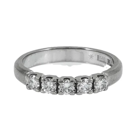 Alliansring Stjärnringen Corona med 5 x 0,09ct briljantslipade diamanter stl:17 bredd 3mm, stenstorlek 0,45ct ingraverat, stämplad Z10 (1998), HS (Hans Strömdahl, Stockholm), kattfot, stjärnringenstjärna, vitguld 18K 4,0g.