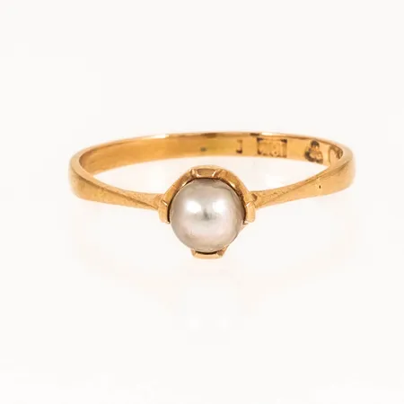 Ring med en odlad pärla. Stl:16 bredd 1,5 - 5,6 mm. 1,4g 18K.