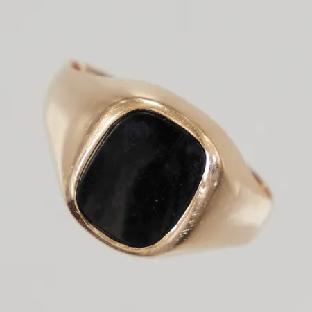 Ring med svart sten stl:18½ bredd 3,7-13,1mm, repor, ojämn skena, BEH Bengt Hallberg Guldsmeds AB år 1968, 18K, Vikt: 4,1 g