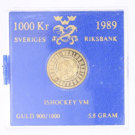 Minnesmynt Ishockey-VM 1989 Ø21mm utgivet av Sveriges Riksbank 1989 nominellt värde 1000 kr i kassett 21,6K Vikt: 5,8 g