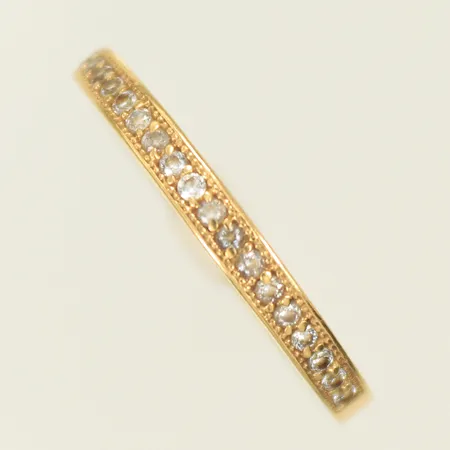 Ring med vita stenar, stl 17¾, bredd 2,5mm, ojämn skena 18K Vikt: 1,4 g