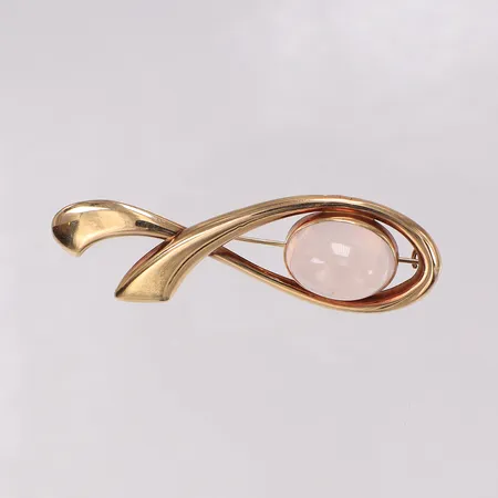 Brosch med troligtvis rosenkvarts, ca 56,3x18,1mm, gravyr, 14K bruttovikt 5,8g 