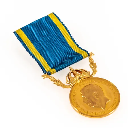 Förtjänstmedalj För nit och redlighet i rikets tjänst Gustaf VI Adolf, Sveriges Götes och Vendes Konung ca Ø28 mm, personlig gravyr, tygfäste medföljer, viktfördelning fäste 18K ca 3,5g, 23K ca 10g.