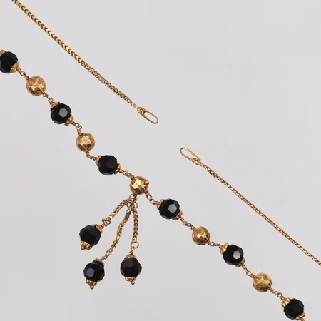 Collier svarta stenar längd ca 38cm, saknar lås, skev, 22K Vikt: 6,9 g