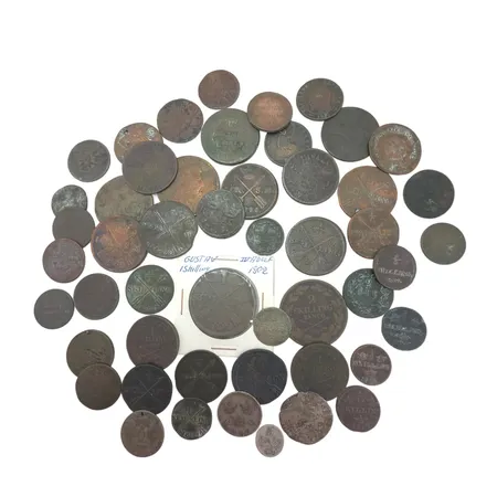 Silver & Kopparmynt mestadels Sverige 16-1800-tal, bl.a. 1 öre Karl XI 1672, 5 öre Karl XII 1699, 1 öre sm Karl XII (nödmynt "Kronan" 1715), 1 skilling Gustaf IV Adolf 1802, 1/4 skilling Gustaf IV Adolf 1807, 1/12 skilling Karl XIII 1812, totalt 50 ex, varierande kvalitet, merparten väl cirkulerade  Vikt: 0 g