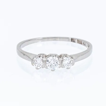 Ring med 3 briljantslipade diamanter totalt ca 0,35ct stl:16¾ bredd 0,9-4mm, något slitna klor, vitguld 18K 1,7g.