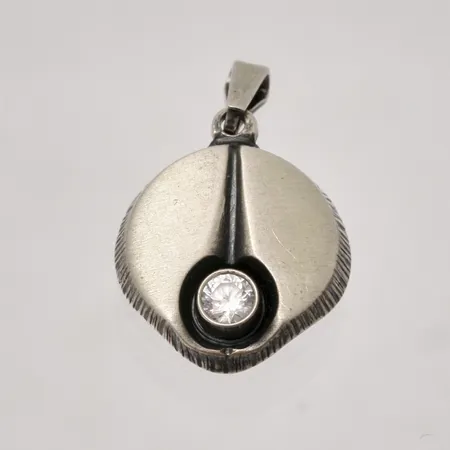 Hänge mått 13,2x19mm, vit sten Karl Laine/Finnfeelings Åbo Finland, silver 925/1000, 1,65g.