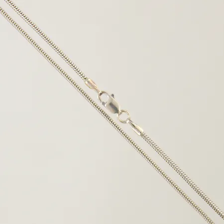 Kedja Ormlänk längd 47cm bredd 1,3mm behov av omrodiering, vitguld 14K Vikt: 3,8 g