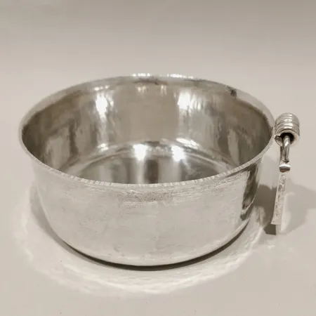Kåsa med hamrad dekor höjd 4,5cm Ø9cm Claës E. Giertta år 2005 gravyr infolapp från Nutida Svenskt Silver silver 925/1000 Vikt: 277,3 g