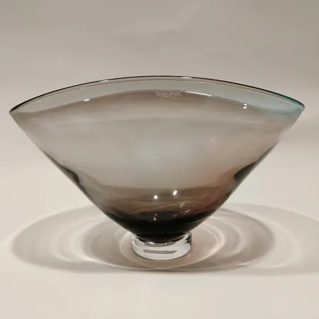 Skål Kosta Boda, Kjell Engman, "Tobago", höjd ca 19 cm, längd 31 cm, djup 18cm etikettmärkt signerad och numrerad, små repor Skickas med paket.